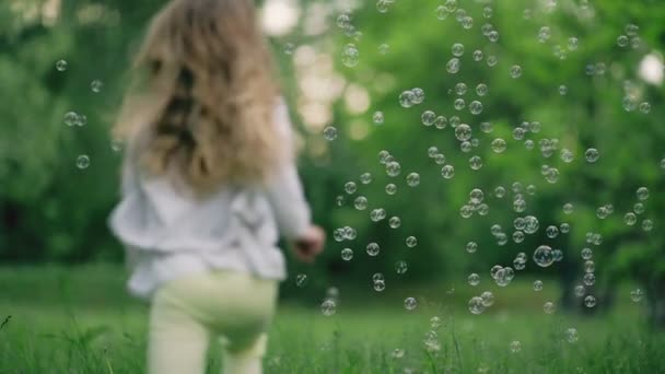 Бегущая Девушка Мыльными Пузырями — стоковое видео