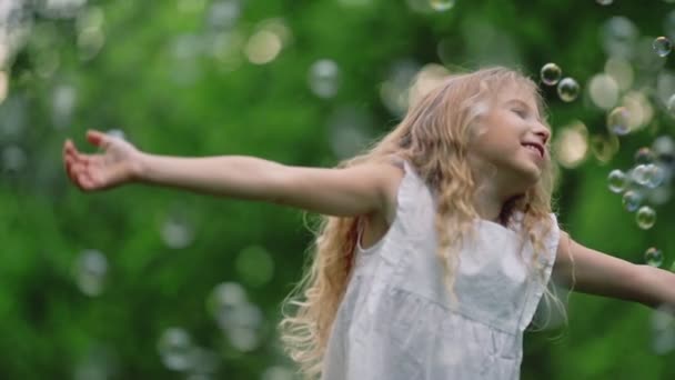 Счастливая Девушка Мыльными Пузырями — стоковое видео