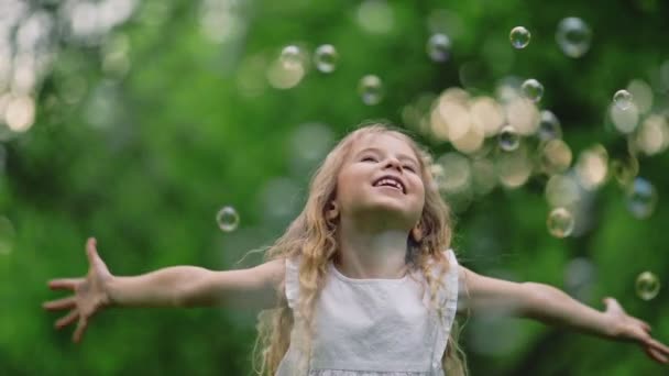 Souriante Fille Avec Des Bulles Savon Dans Parc — Video