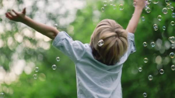 Niño Feliz Con Burbujas Jabón — Vídeo de stock