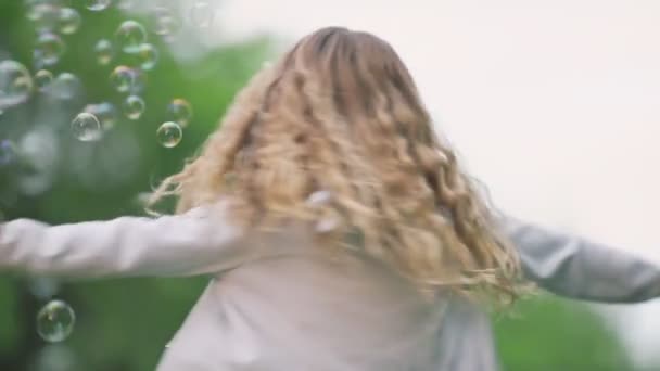 Malá Holčička Mýdlovými Bublinami Venku — Stock video