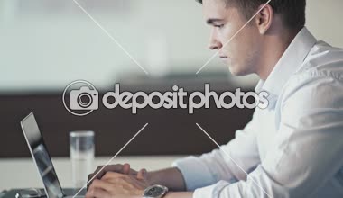 Genç işadamı ile laptop kapalı