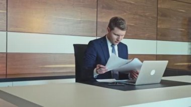 Ofisteki genç iş adamı.