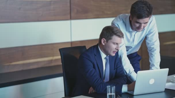 Ondernemers Met Laptop Tijdens Bijeenkomst — Stockvideo