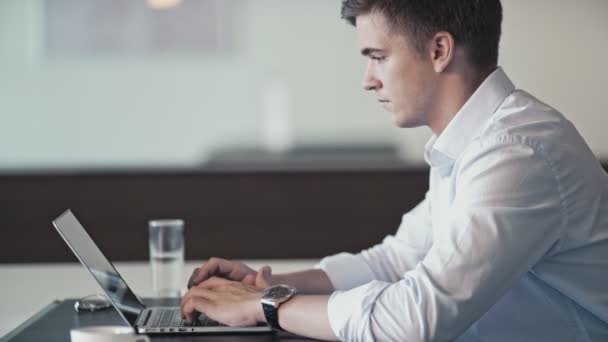 Joven Hombre Negocios Con Portátil — Vídeos de Stock