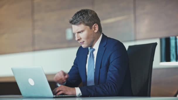 Joven Hombre Negocios Con Portátil — Vídeos de Stock