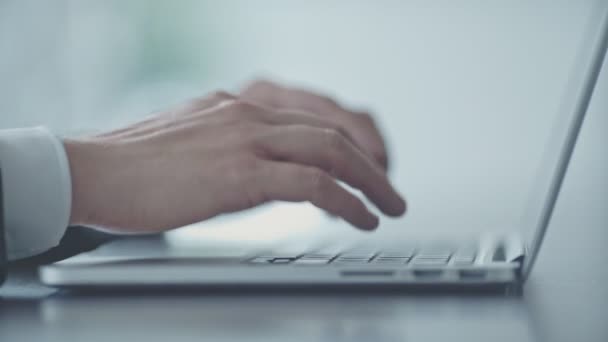 ノート パソコンのキーボードと男性の手 — ストック動画