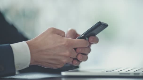 Mãos Masculinas Com Telefone Móvel — Vídeo de Stock