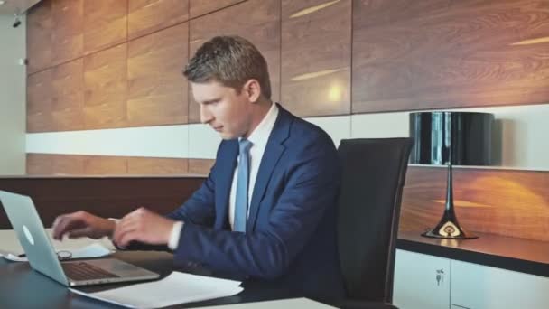 Jeune Homme Dans Bureau — Video