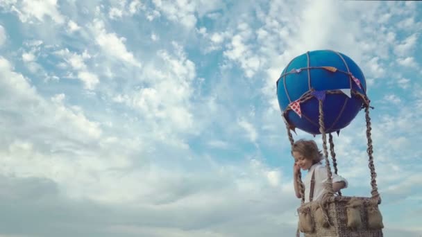 Bir Balonun Sepeti Açık Havada Ile Küçük Çocuk — Stok video