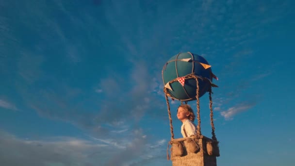Мальчик Воздушных Шарах Открытом Воздухе — стоковое видео