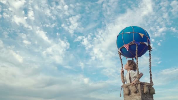 Kleiner Junge Ballon Sommer — Stockvideo