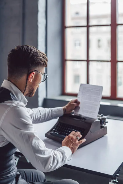 Jonge Man Met Een Retro Typemachine Het Werk — Stockfoto