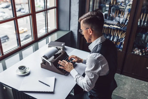 Escritor Jovem Digitando Uma Máquina Escrever Retro Escritório Imagem De Stock