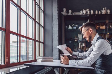 Retro bir daktilo ile kapalı profesyonel gülümseyen