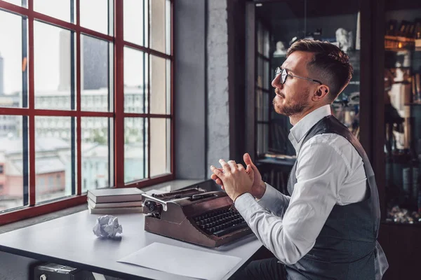 Machine Écrire Bouleversante Avec Une Machine Écrire Rétro Dans Bureau — Photo