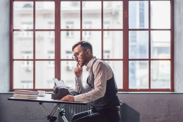 Schrijver Van Het Denken Met Een Retro Typemachine Bij Het — Stockfoto