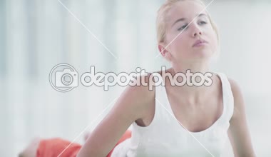 Genç kız jimnastik yapıyor.