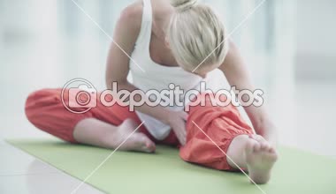 genç kadın kapalı yoga yaparken