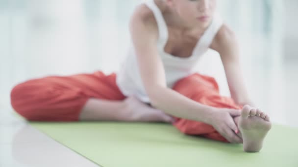 Jonge Vrouw Doet Yoga — Stockvideo