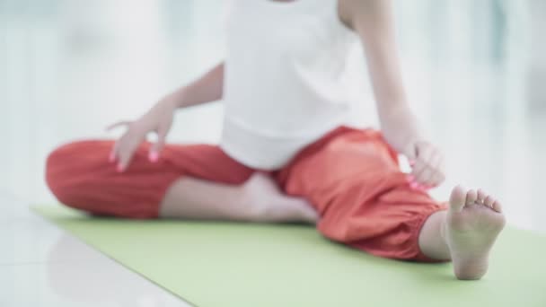 Mujer Joven Haciendo Yoga Interior — Vídeos de Stock