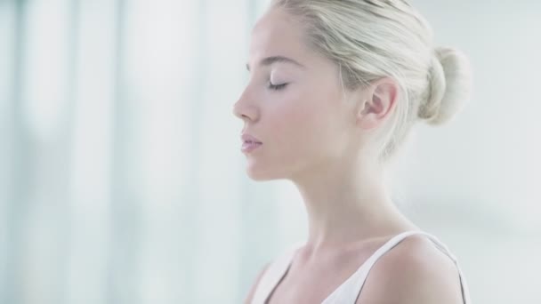 Vacker Kvinna Som Gör Yoga — Stockvideo