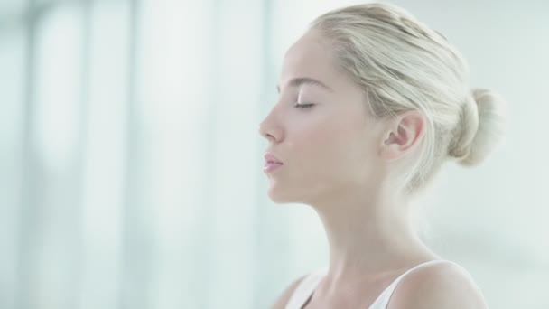 Wanita Cantik Melakukan Yoga Dalam Ruangan — Stok Video