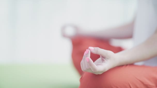 Flicka Som Tränar Yoga Inomhus — Stockvideo