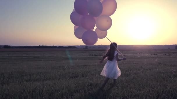 Ευτυχισμένος Κορίτσι Μπαλόνια Στο Πεδίο — Αρχείο Βίντεο