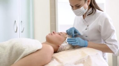 Çekici kız bir kozmetik prosedür