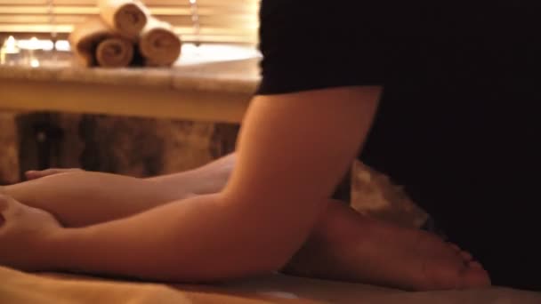 一个年轻女孩的按摩腿 — 图库视频影像