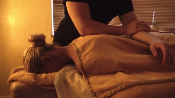 Homem Fazendo Massagem Menina — Vídeo de Stock