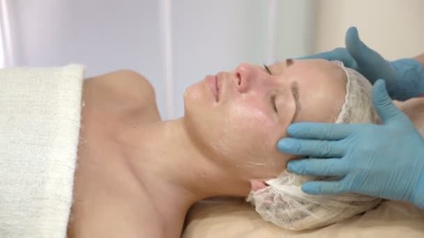 Jong Meisje Cosmetische Procedure Close — Stockvideo