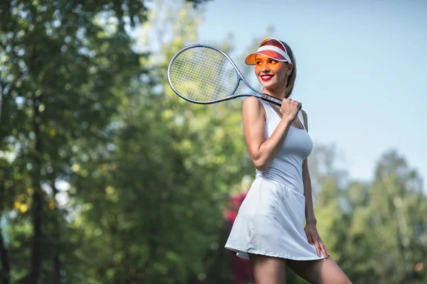 Gelukkig Jong Meisje Tennisbaan — Stockfoto