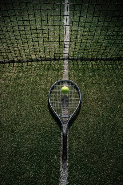 球场特写镜头上的网球拍和球 — 图库照片