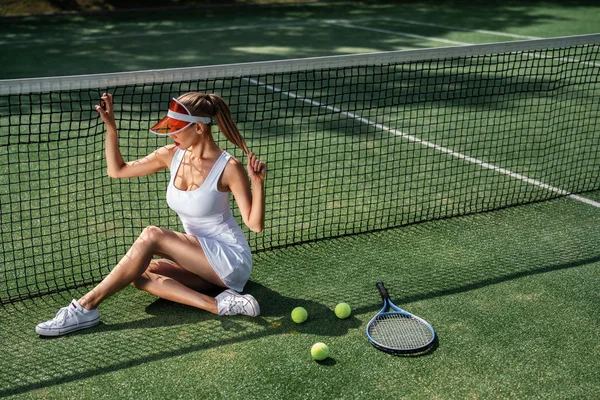 网球场上美丽的年轻模特 — 图库照片