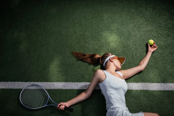 在赛场上打网球的有吸引力的女孩 — 图库照片