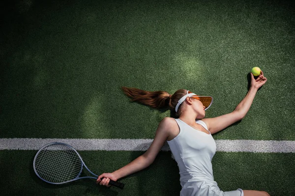 Attraente Ragazza Che Gioca Tennis Sul Campo — Foto Stock