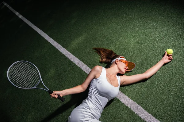 Attraktiva Flicka Spela Tennis Domstolen — Stockfoto