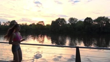 Genç kadın günbatımında çalışan