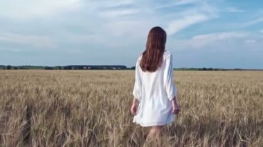 Yavaş çekimde bir alanda genç kız