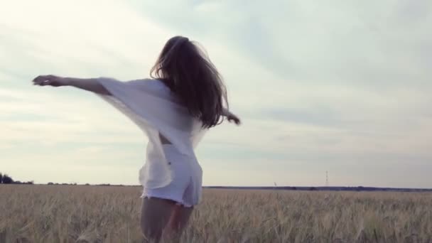Bir Alan Açık Havada Mutlu Kadın — Stok video