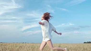 bir alandaki mutlu kız 