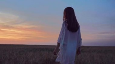 Gün batımında çekici bir kadın.