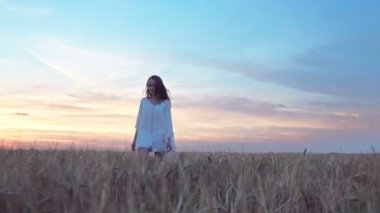 gün batımında genç kadın