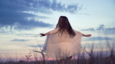 Gün batımında mutlu kadın