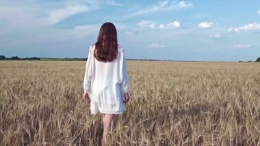 Yaz aylarında genç kız