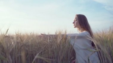 Sahadaki genç kız.