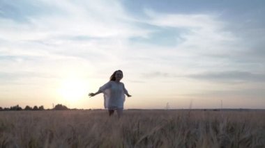 gün batımında genç kadın