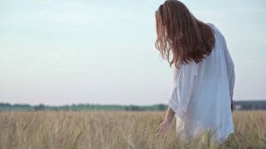 Bir alan içindeki çekici genç kız